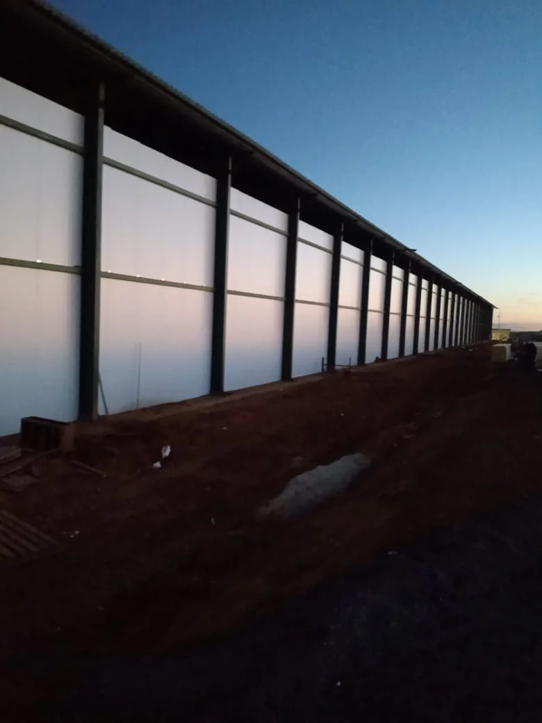 Estrutura metálica com fechamento lateral