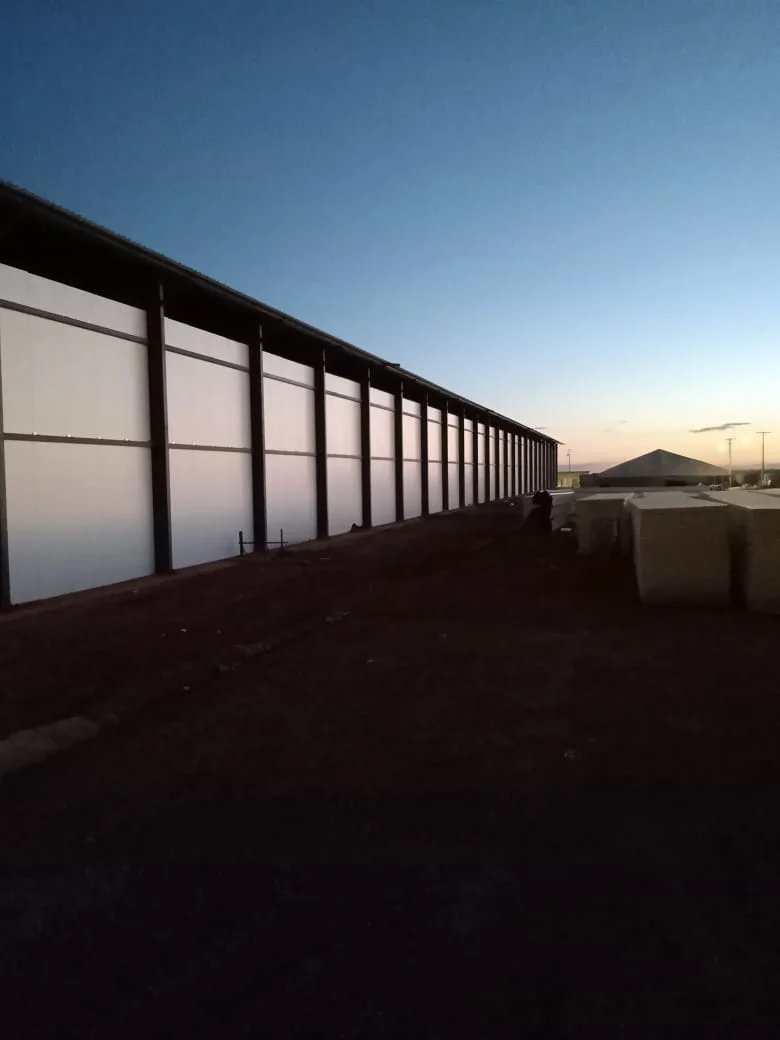 Galpão industrial com painel térmico externo