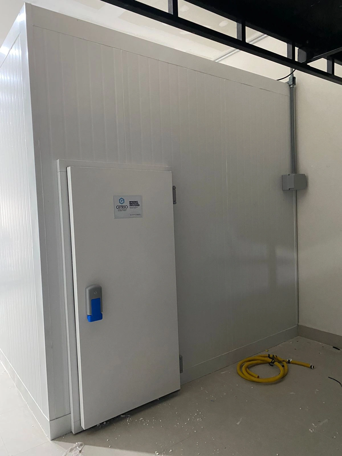 Instalação de painel térmico em estrutura industrial