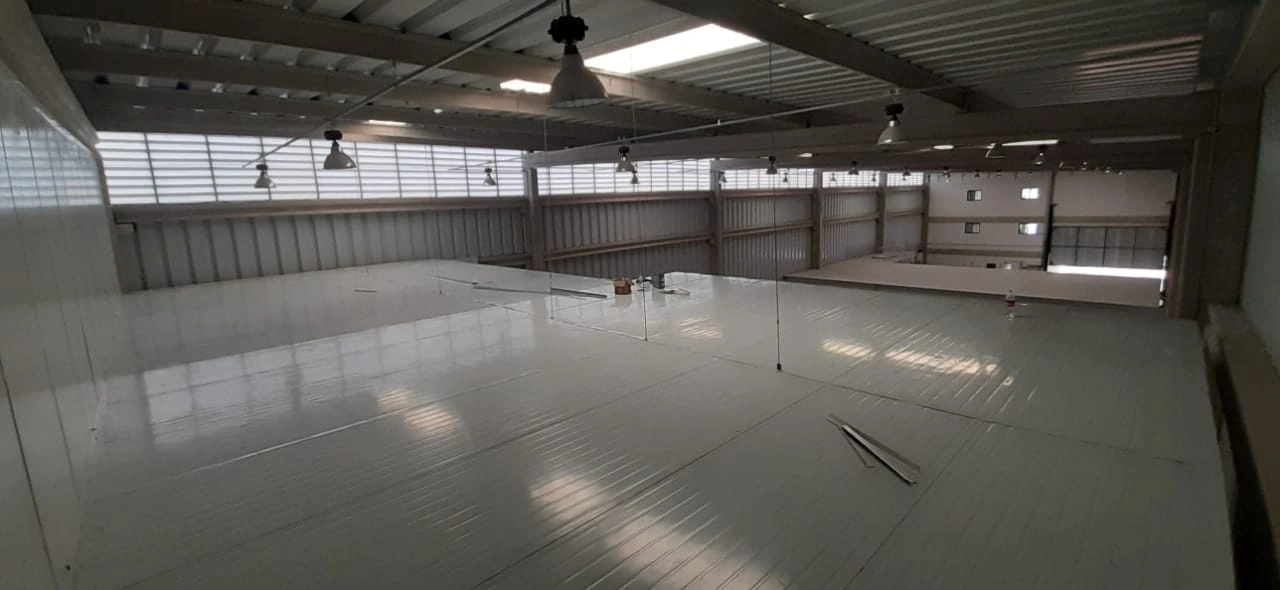 Instalação de painel térmico em galpão