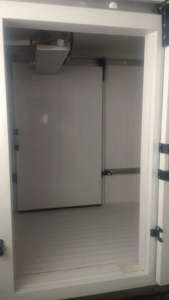 Interior de câmara fria - porta frigorífica