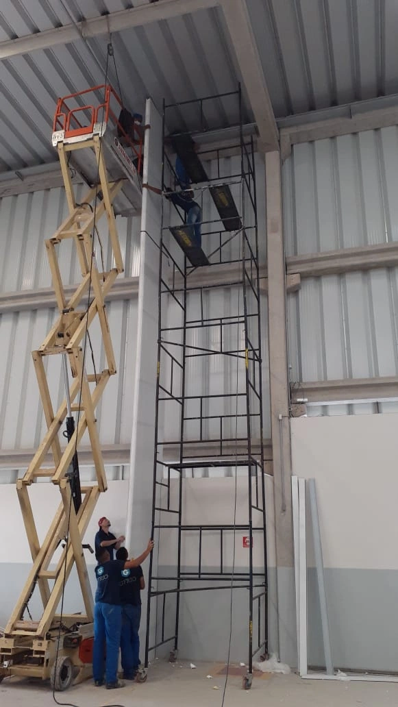 Montagem de estrutura de câmara fria em altura